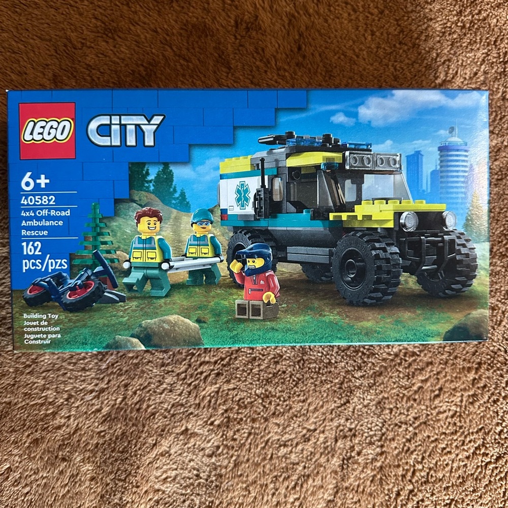 LEGO 4x4 Off-Road Ambulance
Rescue Truck 40582 New Sealed